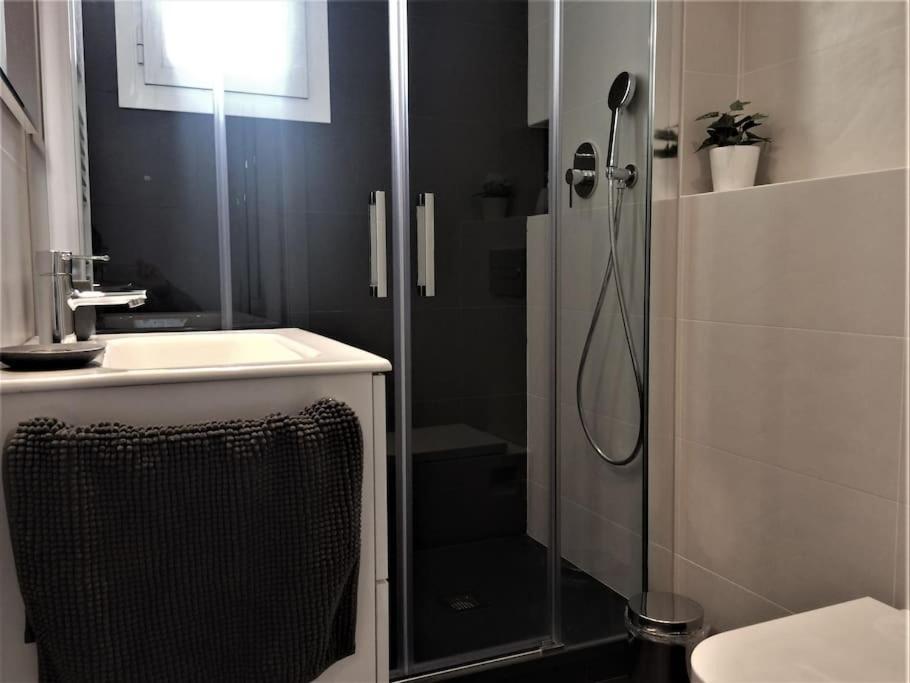 Lovely & Bright Vila Olimpica Beach Apartment Barcelona Bagian luar foto